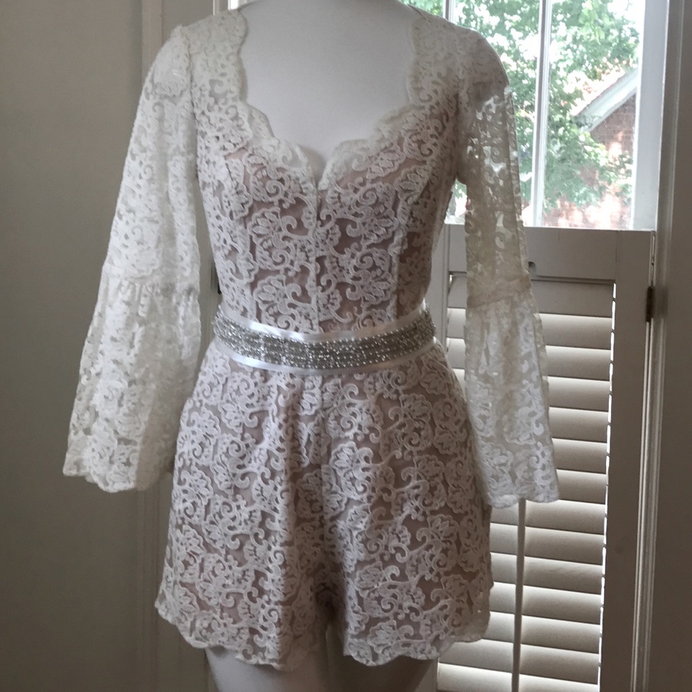 Beautiful Lauren Conrad cream lace Bridal Romper sz 4